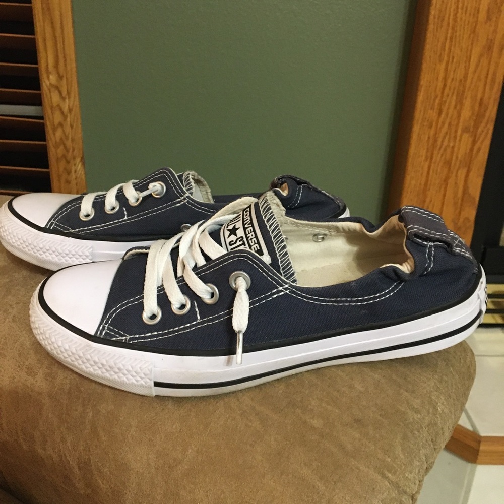 Converse navy blue tennis shoe